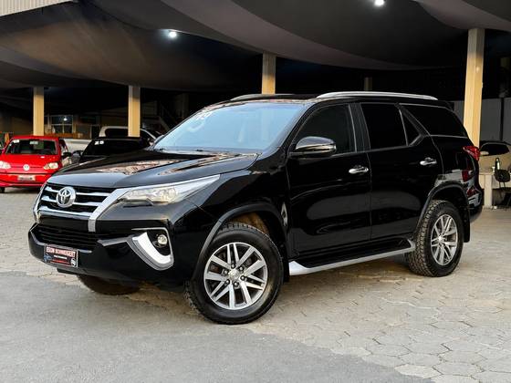 TOYOTA HILUX SW4 2.8 SRX 4X4 16V TURBO INTERCOOLER DIESEL 4P AUTOMÁTICO TOYOTA HILUX SW4 2.8 SRX 4X4 16V TURBO INTERCOOLER DIESEL 4P AUTOMÁTICO
